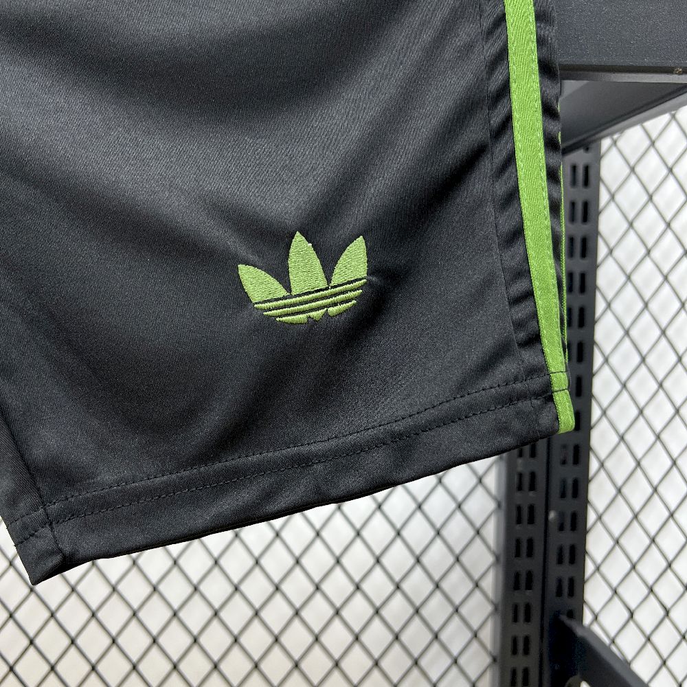 Kids Bayern Munich 2025/26 Oktoberfest Kit - Image 8