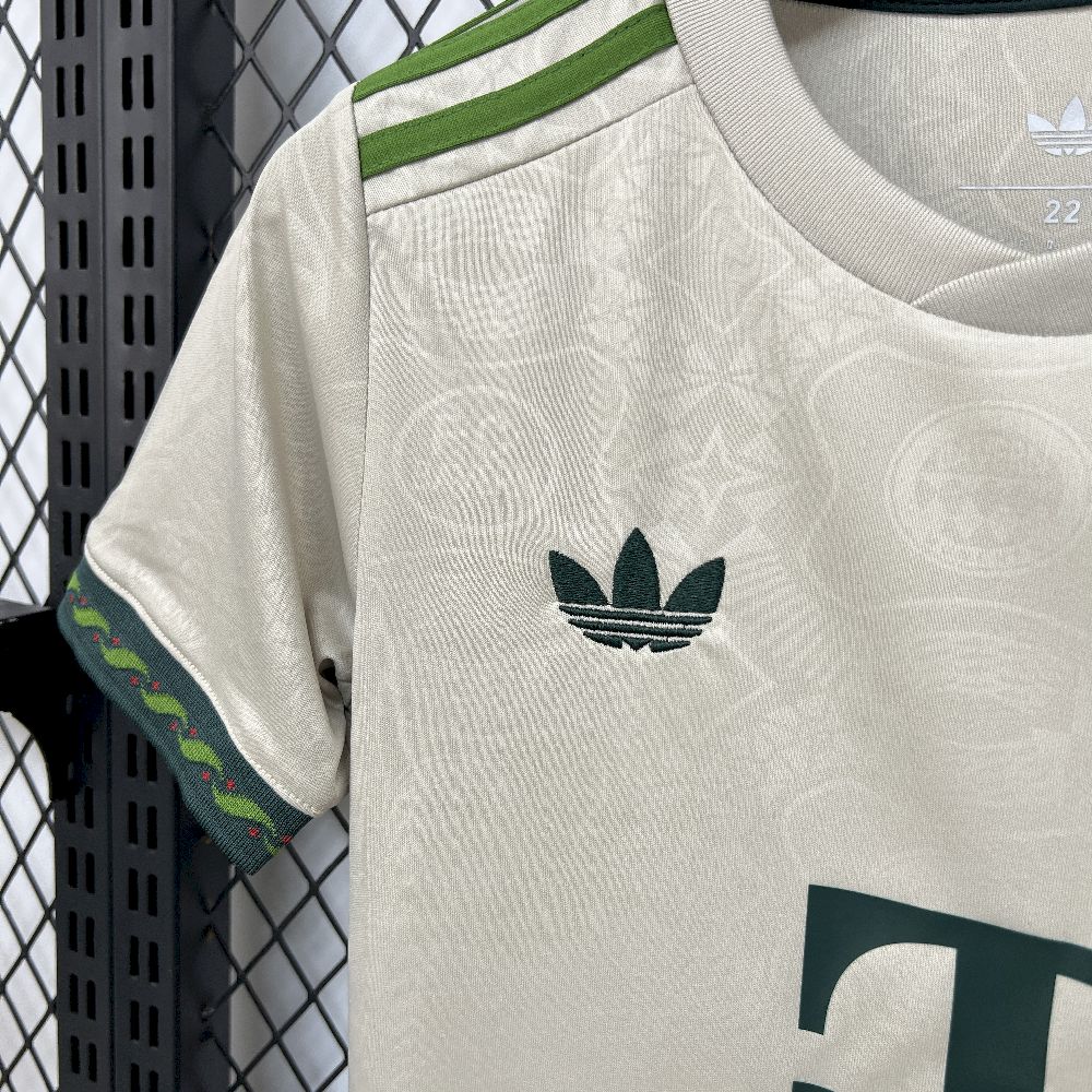 Kids Bayern Munich 2025/26 Oktoberfest Kit - Image 6