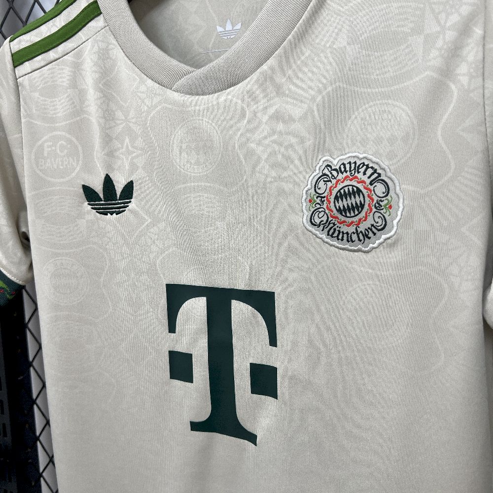 Kids Bayern Munich 2025/26 Oktoberfest Kit - Image 4