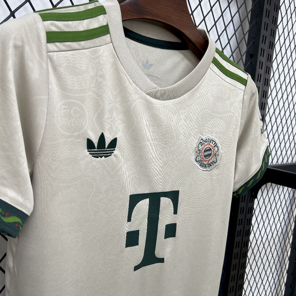Kids Bayern Munich 2025/26 Oktoberfest Kit - Image 3