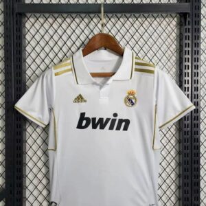 Alternative Ansicht von Retro Real Madrid 2011/12 Home Kids Kit