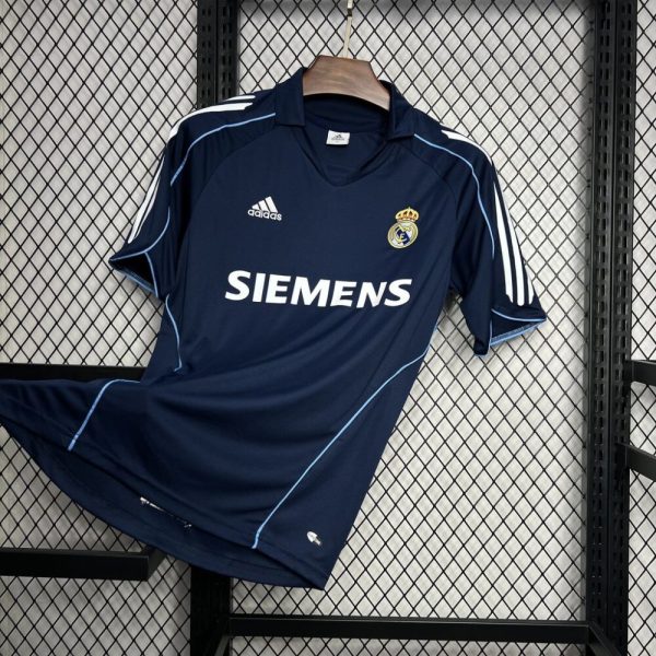 Real Madrid 2005/06 Away Retro Jersey - Image 8
