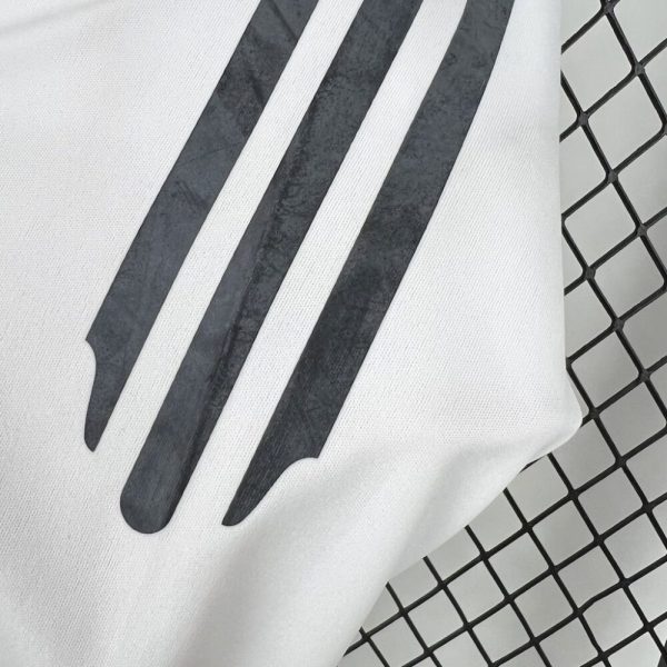 Real Madrid 2005/06 Home Retro Jersey - Image 4