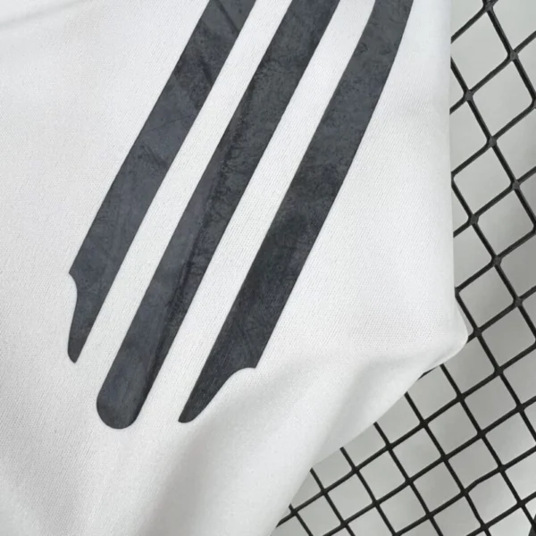 Real Madrid 2005/06 Home Retro Jersey - Image 4