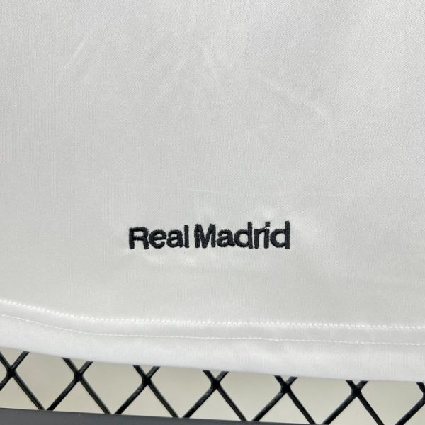 Real Madrid 2005/06 Home Retro Jersey - Image 3