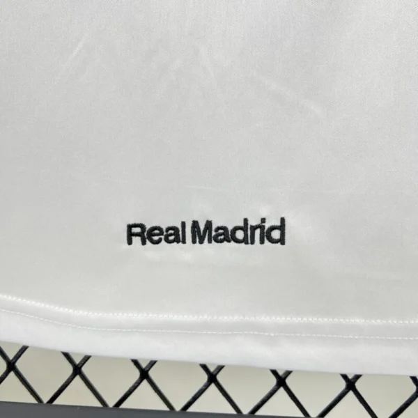 Real Madrid 2005/06 Home Retro Jersey - Image 3