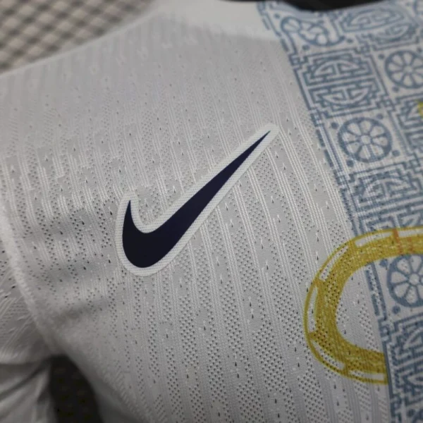 Tottenham Hotspur 2025/26 White Gold Snake Edition Jersey Player Version - Image 6