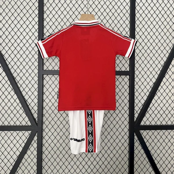 Manchester United 1998/99 Home Kids Retro Jersey And Shorts - Image 2