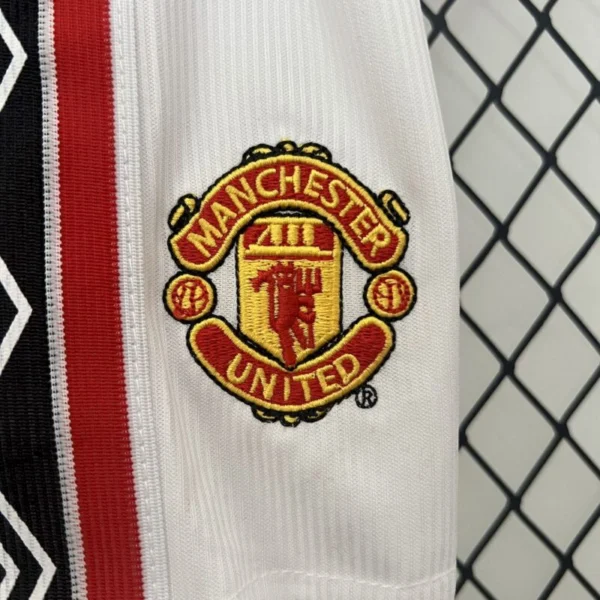 Manchester United 1998/99 Home Kids Retro Jersey And Shorts - Image 3