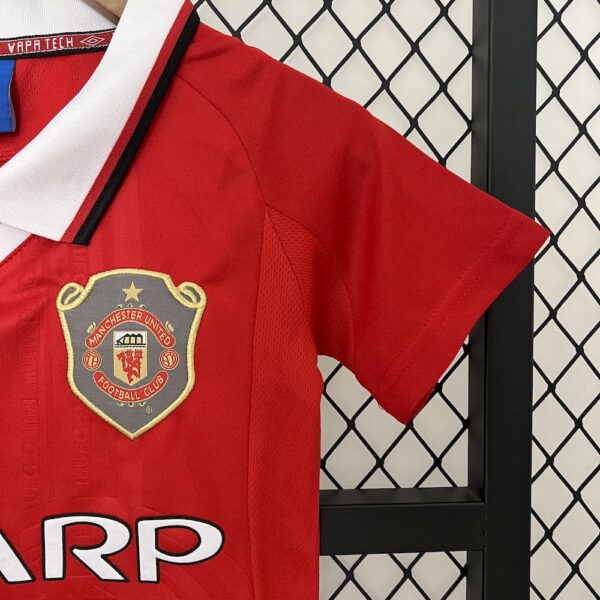Manchester United 1999/00 Home Kids Retro Jersey And Shorts - Image 5