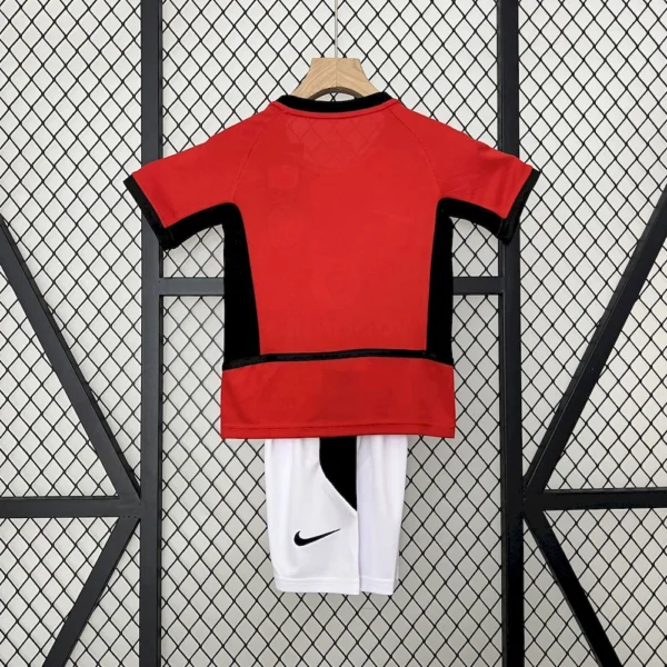 Manchester United 2002/04 Home Kids Retro Jersey And Shorts - Image 2