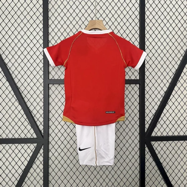 Manchester United 2006/07 Home Kids Retro Jersey And Shorts - Image 2