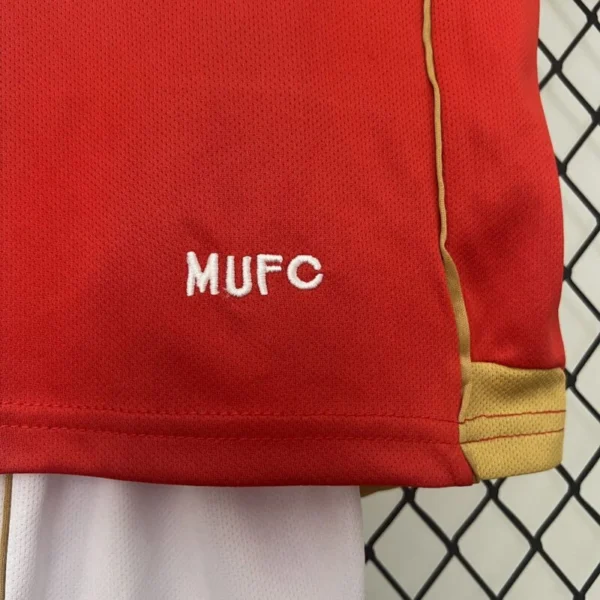 Manchester United 2006/07 Home Kids Retro Jersey And Shorts - Image 5