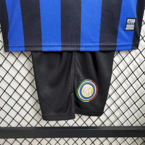 Inter Milan 2009/10 Home Kids Retro Jersey And Shorts - Image 7