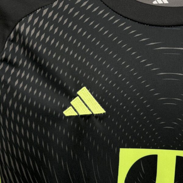 Bayern Munich 2025/26 Blackn Goalkeeper Kids Kit - Image 10