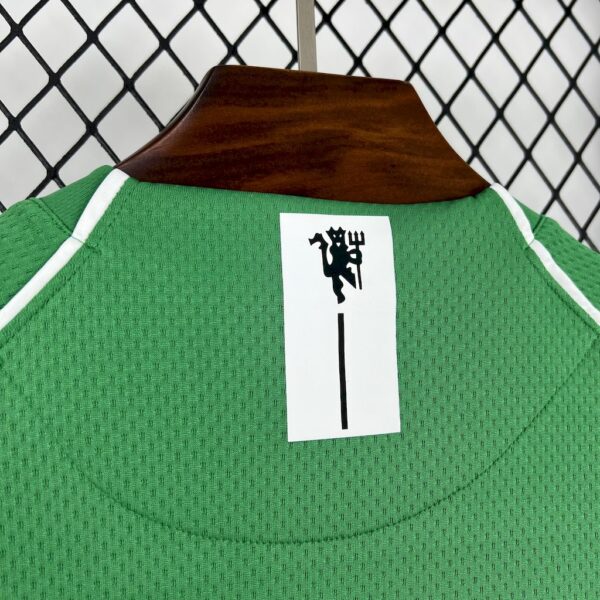 Manchester United 2007/08 Green Goalkeeper Retro Jersey - Image 3