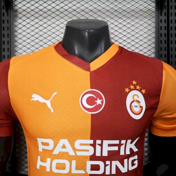Galatasarays 2025/26 Home Jersey Player Version - Immagine 3