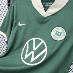 Vista alternativa dell'Mens Wolfsburg 2025/26 Maillot Stadium Jersey